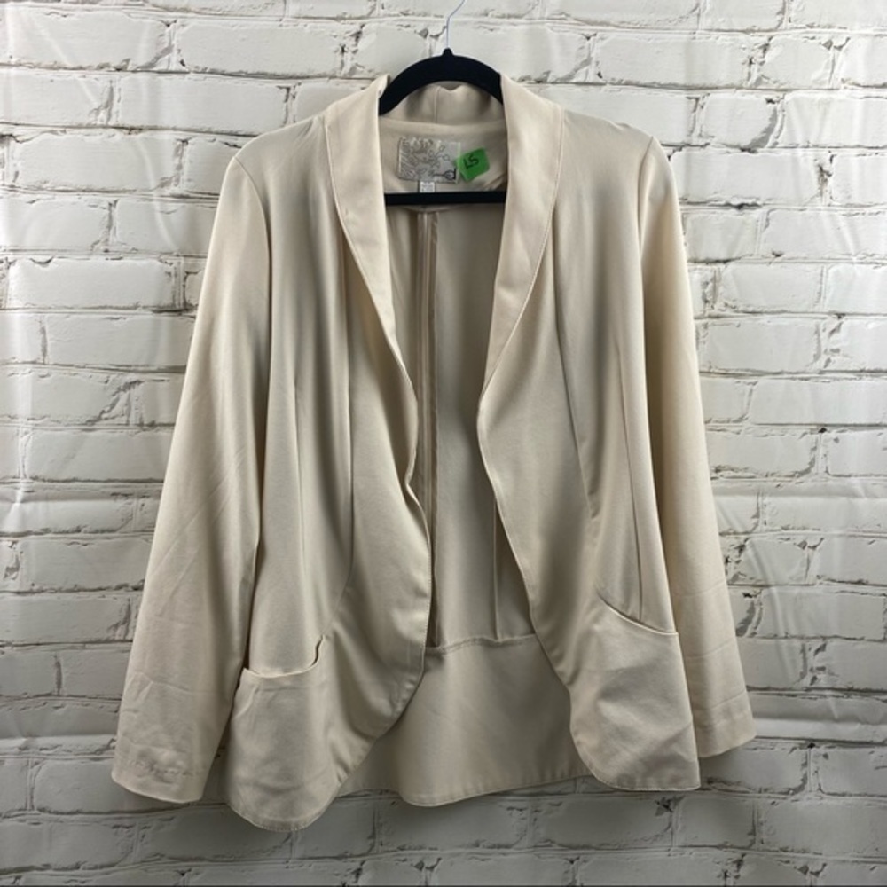 Dynamite‎ cream open front blazer with some stretch